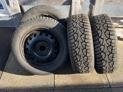À vendre 4 pneus d’hiver posés sur les jantes de marque Altimax 185/65 R15