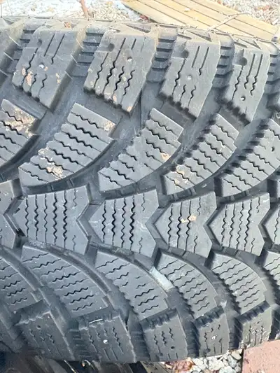 2 tires like new 2 might have another season left in them little scalloped 225-50r17 Rims are oem Ho...