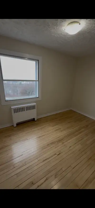 *Only for 2 Girls or a Couple * Available from ASAP 1 may or Private Bedroom available in Downtown D...