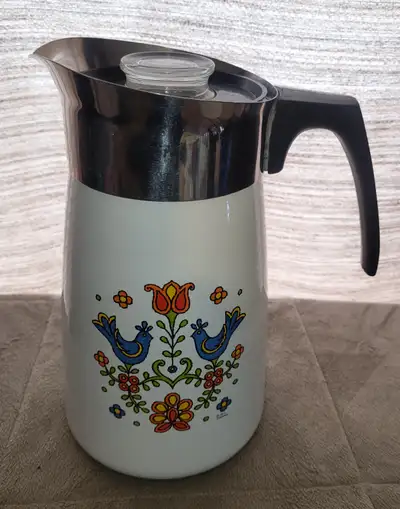 One rarest patterns 1975 corning ware Country Festivial pattern 10 cup coffee percolator. Some scrat...