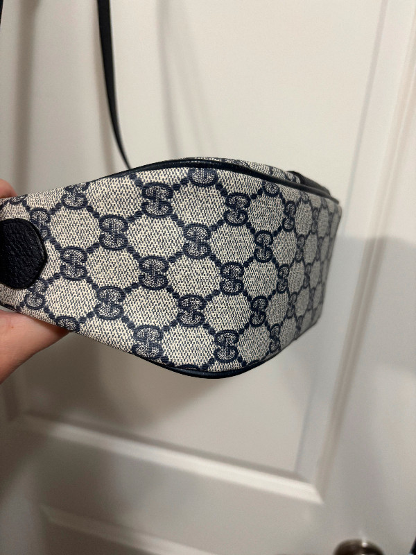 Authentic Vintage Gucci Crossbody Purse in Women's - Bags & Wallets in Strathcona County - Image 4