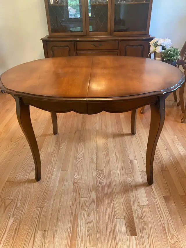 Vintage Queen Anna table + 2 chairs in Dining Tables & Sets in City of Toronto - Image 2