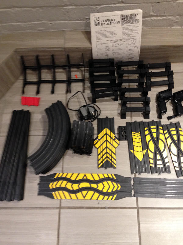 electric slot car racing set HO cars 32' of track tested/no cars Toys