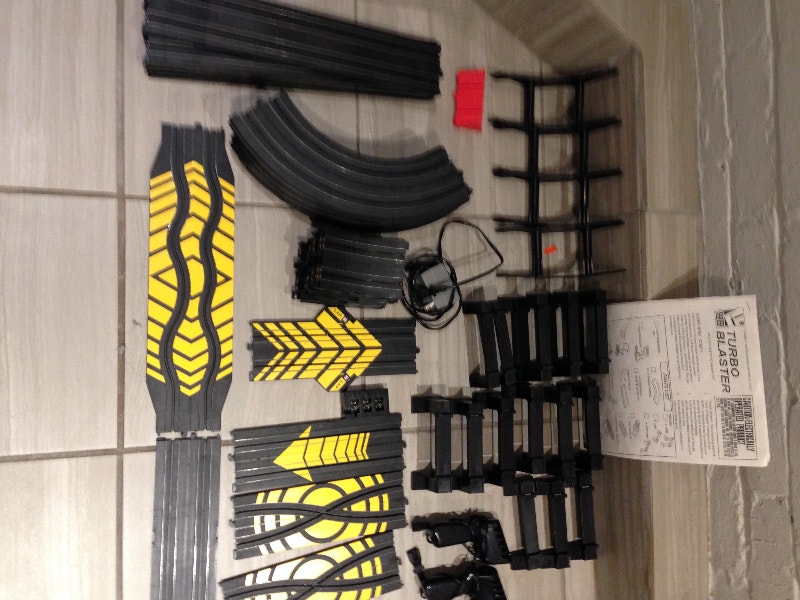 electric slot car racing set HO cars 32' of track tested/no cars Toys