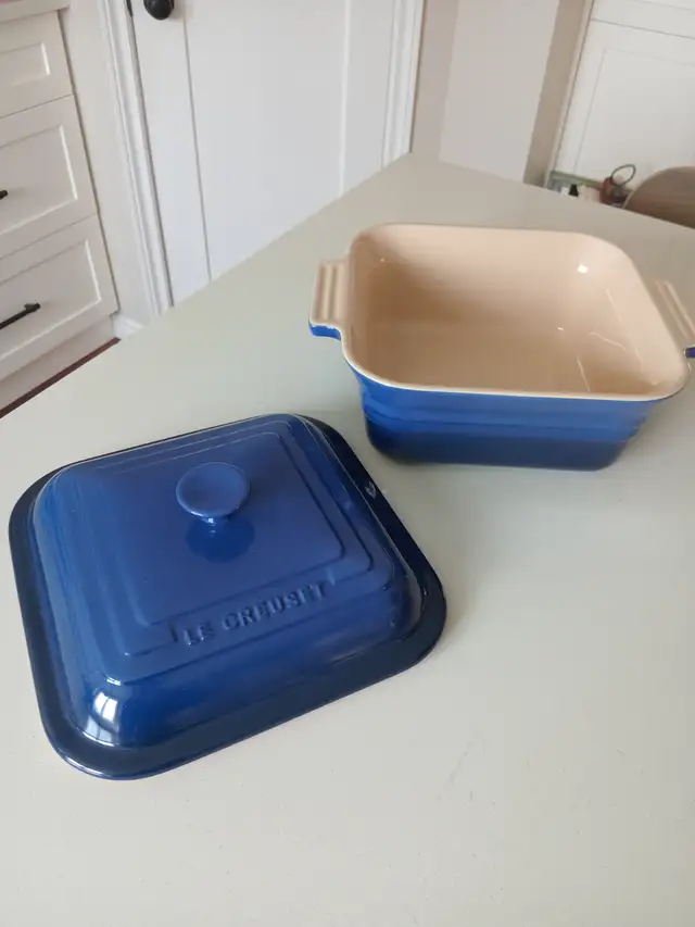 Le Creuset 3 Qt Cobalt Blue Stoneware Square Casserole Baking in Kitchen & Dining Wares in Calgary - Image 3
