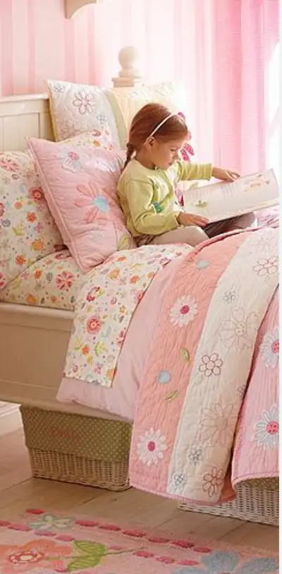 Literie double acheté chez Pottery Barn Kids. Motif: Daisy Garden Drap contour (jusqu'à 15 pouces ha...