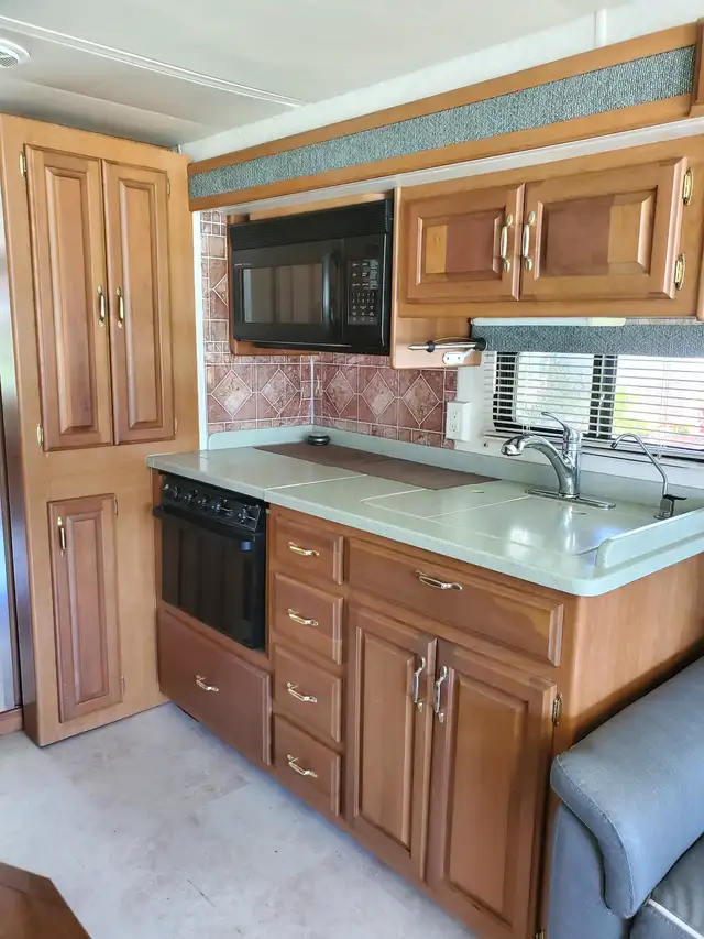 2001 Holiday Rambler Ambassador Class A Motorhome in RVs & Motorhomes in Leamington - Image 10