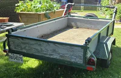 Petite remorque faite maison basse et stable très solide de 8’ long X 4’ 3.5 po. large X 1’ 1 po. ha...