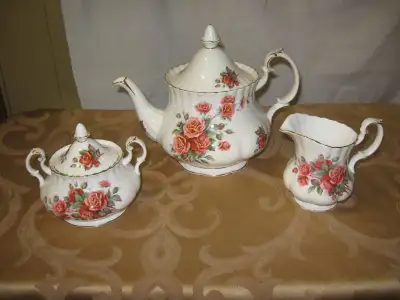 Set de vaisselle Royal Albert Centennial Rose, made in England comprends: 1 théière, 1 gros cremier...