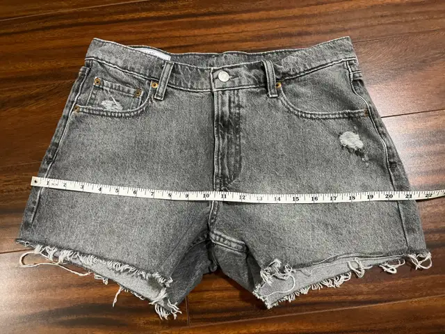 Gap women’s size 28 (6) denim shorts, grey distressed in Women's - Bottoms in Oshawa / Durham Region - Image 9
