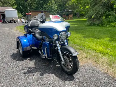 Experience the open road in comfort with this 2010 Harley-Davidson TriGlide, featuring a 103ci V-twi...