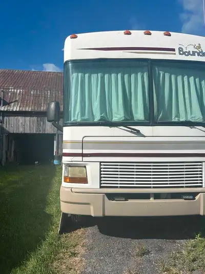 Vr bounder 2002 moteur v10 ,36 pieds avec environ 62000 km, chambre fermée. Une cuisinette d'été une...