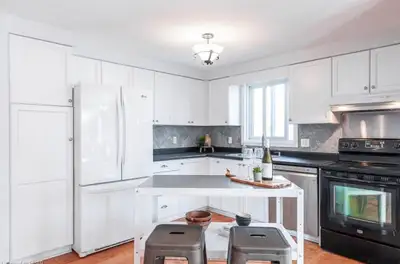 1 private room available for rent. Ideal for a single person. The kitchen, dining area, 2 washrooms...