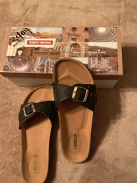 Attractive women’s Black Leather sandal (made in Italy )