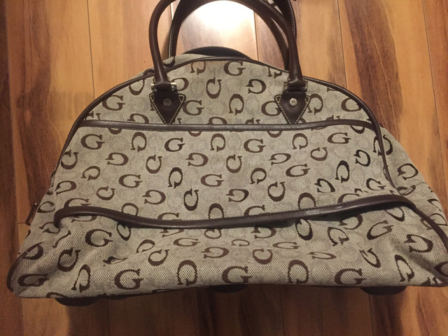 GUESS $60 o.b.o. TRAVEL BAG in Women's - Bags & Wallets in City of Toronto - Image 3