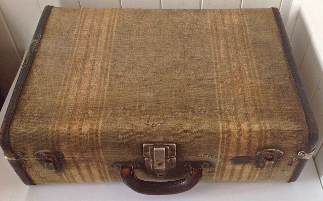 Antiquité. Collection. Magnifique valise ancienne. Montréal dans Art et objets de collection  à Lévis - Image 4