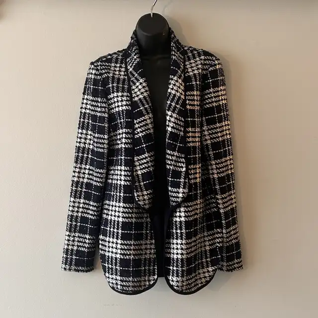 Frank Lyman Blazer in Women's - Tops & Outerwear in North Bay - Image 2