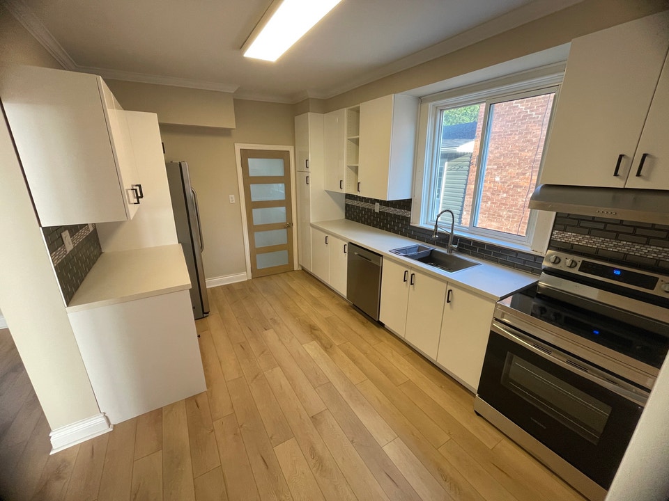 Beautifully Renovated 3 Bed, 2 Bath Detached Home – Owen 5