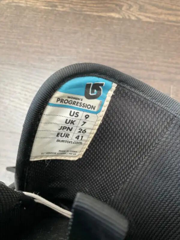 Rossignol Snowboard/Burton , 24/7, W boots Sz9, helmet, bag in Snowboard in Oakville / Halton Region - Image 11