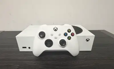     Xbox Series S 512 Go + Batterie rechargeable + Câbles, View more