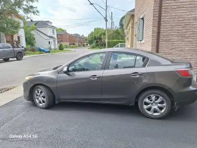 Mazda 3 2013 avec plusieurs réparations effectuées entre 120 000 et 142 000 km avec les factures à l...