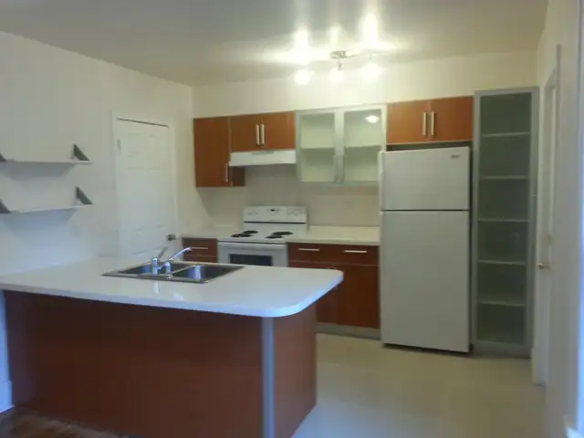 Walkerville - 2 bedroom apartment available- call 519-566-8228