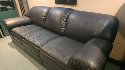 Fauteuil très confortable, couleur noir. Très pratique, tiroir au milieu dans le bas. Voir photos.