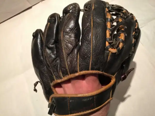 Vintage 1950s Baseball Glove in Arts & Collectibles in Oakville / Halton Region - Image 3