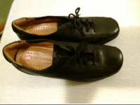 Clark's ladies black leather shoes sz.9-new cond.