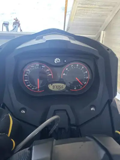 2015, clean, no accidents, will maintained, trailer stored. Pilot 6.9 skis, electric start, 2 linq b...