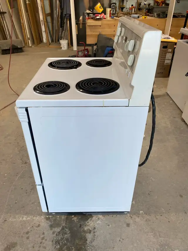 electric stove.  in Stoves, Ovens & Ranges in Markham / York Region - Image 3