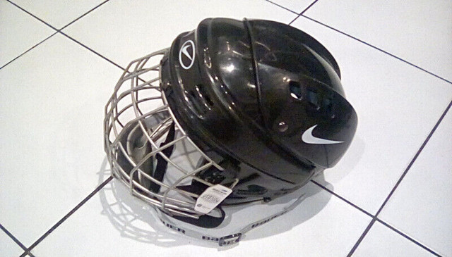 Casque et grille NIKE BAUER Hockey helmet with cage SMALL dans Hockey  à Laval/Rive Nord - Image 2