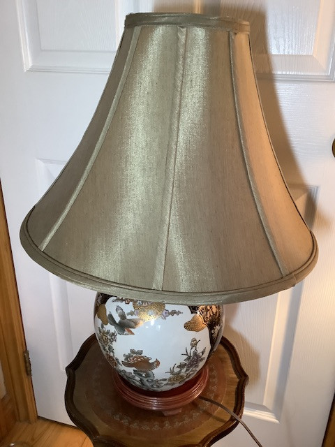Vtg Ornate Asian Themed Porcelain/Ceramic Lamp w Redwood Base in Indoor Lighting & Fans in Belleville - Image 4