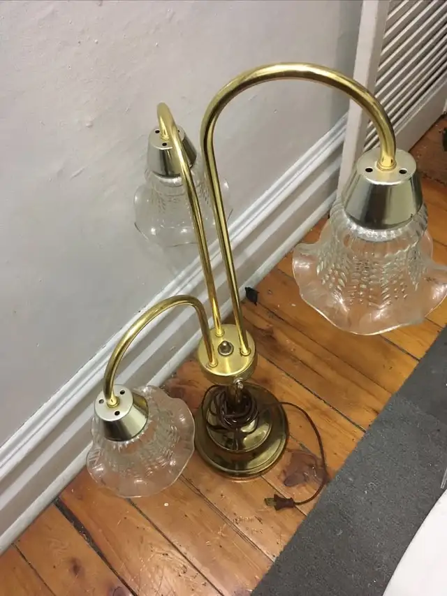 Mid Century clear Murano Tulip Flower 3-head Table Lamp -$150 Ca in Indoor Lighting & Fans in City of Montréal - Image 4