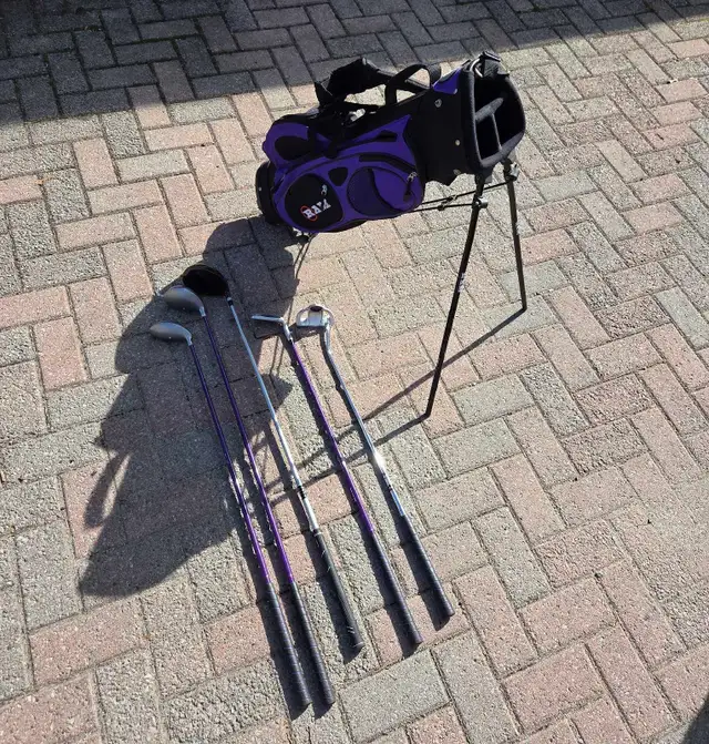 Kids Set of Golf Clubs with Stand Bag in Golf in Barrie - Image 2