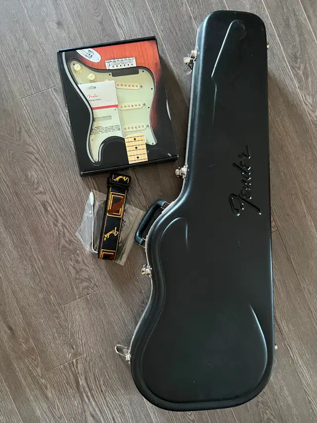 Fender Stratocaster Deluxe - January 2002 - Aged Cherry Burst in Guitars in Ottawa - Image 7