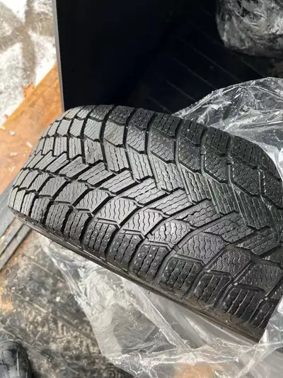 I am selling a set of like-new Michelin X-Ice winter tires, ready to tackle Toronto's snowy roads wi...
