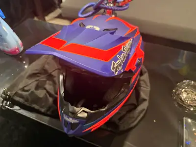 Troy Lee Designs SE4 Motocross Helmet – Blue/Red Top-quality Troy Lee Designs SE4 motocross helmet i...