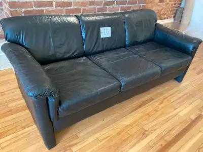 Acheté à la Galerie du Meuble, à Québec. Dimensions: 77’’ long, 34’’ profond, 30’’ haut