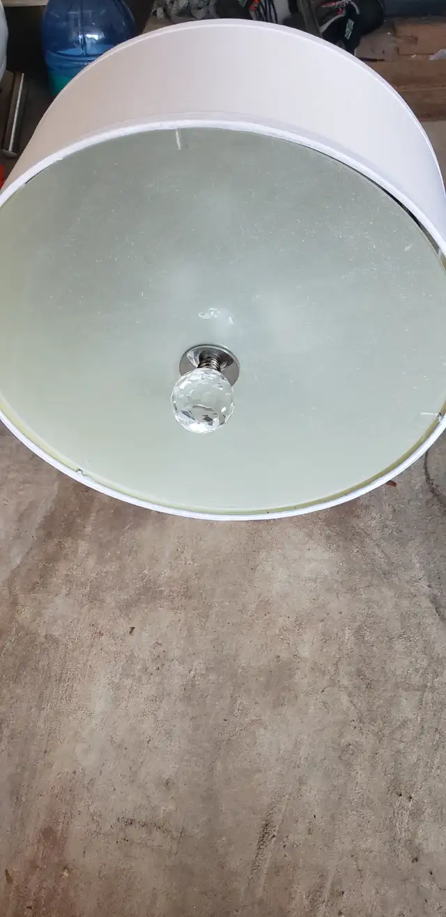 Chandelier 3 bulbs in Indoor Lighting & Fans in City of Toronto - Image 2