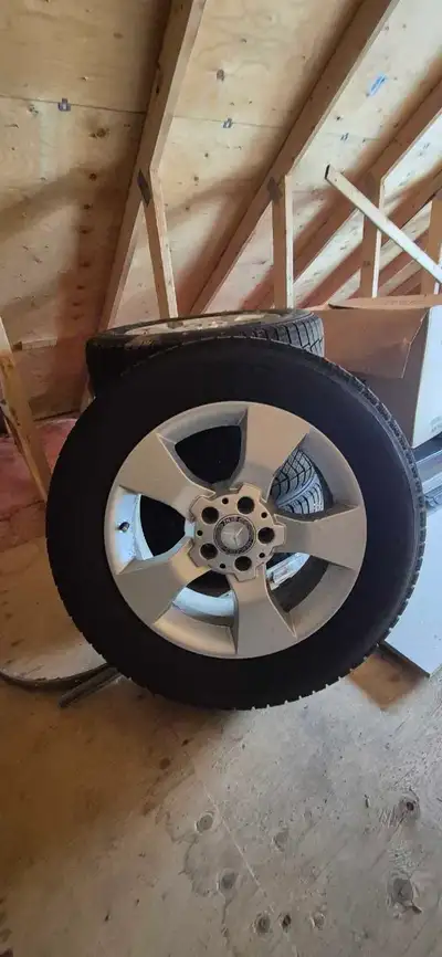 Pneus et roues hiver pirelli pour mercedes bon pour au moins deux a trois hivers. 225-65 R17