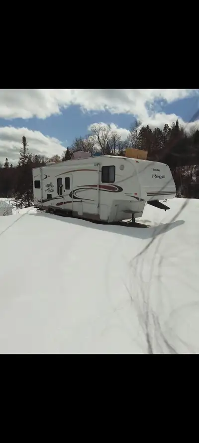 Roulotte Prowler Regal (je crois 2002 à vérifier) avec une chambre lit Queen matelas neuf, salle de...