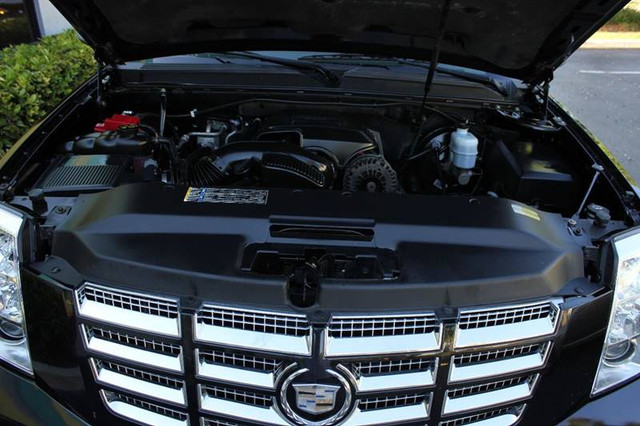 2011 Cadillac Escalade ESV Premium AWD 4dr Black SUV in Cars & Trucks in City of Toronto - Image 3