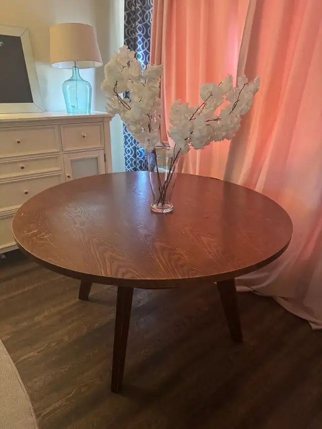 round large dining table  in Dining Tables & Sets in London - Image 3