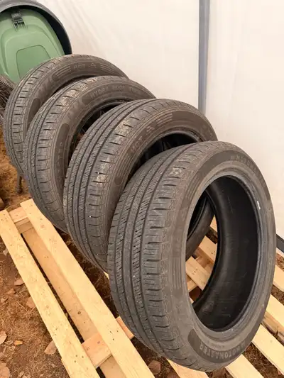 Selling a set of four Motomaster Hydra Edge Tour tires, size 215/55R18. These tires are in used cond...