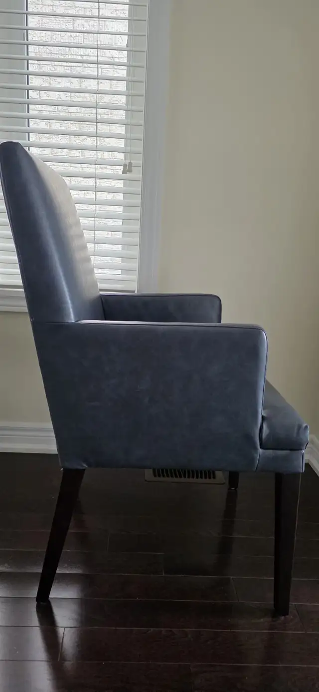 Stylish Blue Armchair in Chairs & Recliners in Mississauga / Peel Region - Image 4