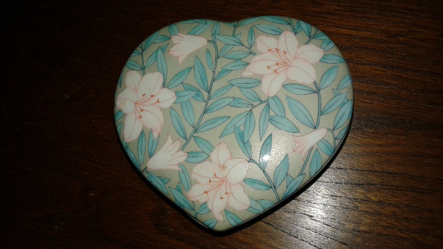 Heart-Shaped Trinkets Dish+Lid by Serenade made in Otagari Japan in Arts & Collectibles in Oshawa / Durham Region