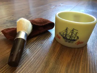 tasse pour crème a barbe vintage old spire + son blaireau avec pochette et un autre sans pochette me...