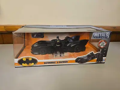 Unleash the nostalgia with the 1989 Batmobile & Batman Figure set, a 1:24 scale diecast model from J...