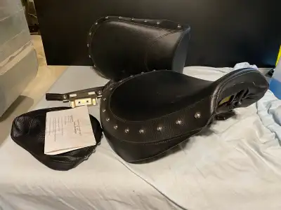 New condition, 2008-2009 Suzuki Boulevard studded seat Pick up in keswick or Toronto (Weston rd and...